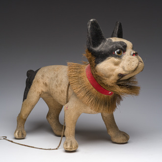 Bouledogue à tirer 'Growler' avec une tête mobile en papier mâché floqué et collier en noix de coco, France, début du 20ème siècle