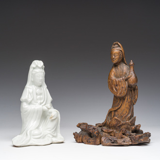Une Guanyin en porcelaine blanc de Chine et une en bois sculpté, Chine, 18ème/19ème siècle