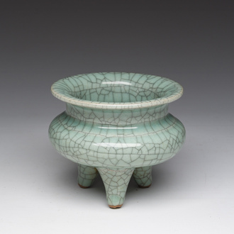 Brûle-parfum tripode en porcelaine de Chine de type ge, 19ème/20ème siècle