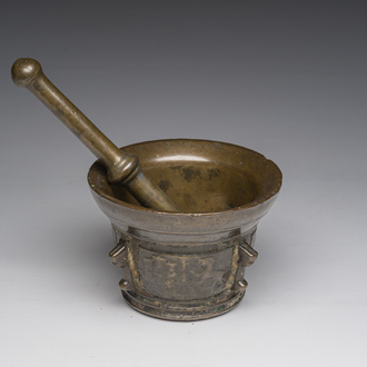 Mortier en bronze à décor en relief et pilon, France, 16ème/17ème siècle
