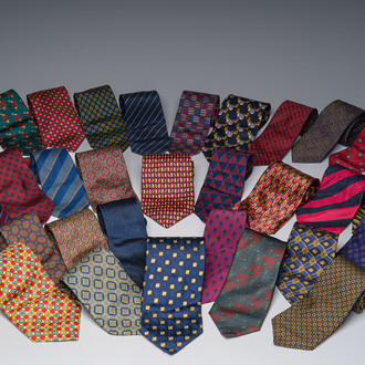 Collection variée de trente cravates en soie, e.a. Luca Franzini, Dormeuil, Pitti-Uomo, Michelsons, etc., 20ème siècle