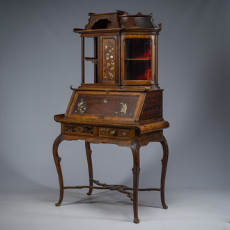Gabriel Viardot (1830-1904, à la manière de): Vitrine dans le goût japonisant en bois sculpté et incrusté d'os et de nacre, France, vers. 1900