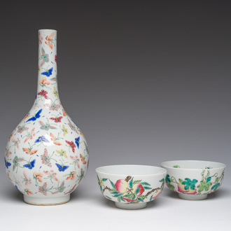 Un vase en porcelaine de Chine famille rose à décor des '100 papillons' et deux bols aux pêches et margoses, marque de Qianlong, 20ème siècle
