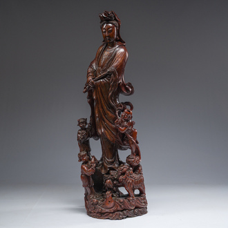 Grande Guanyin entourée d'enfants en bois sculpté, Chine, 20ème siècle