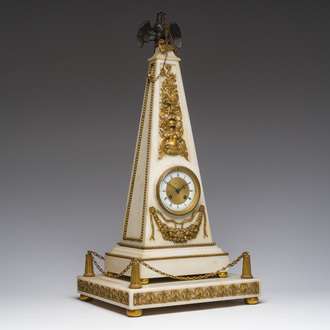 Rare pendule en forme d'obélisque surmontée d'un aigle en marbre blanc aux montures en bronze doré, France, fin du 19ème siècle