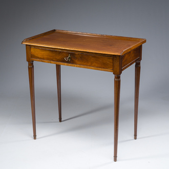 Table à écrire d'appoint Louis XVI en acajou et bronze ouvrant par un tiroir, France, début du 19ème siècle