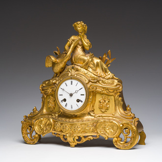Pendule de cheminée en bronze doré surmontée de Léda et du cygne, France, 19ème siècle