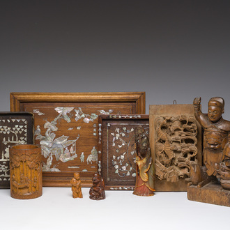 Une collection variée d'objets en bois sculpté et une sculpture de Shou Lao en corne, Chine, 19ème/20ème siècle