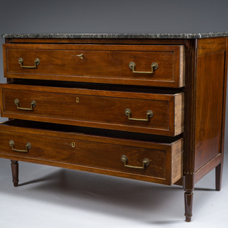 Commode de style Louis XVI en bois aux montures en bronze et plateau en marbre veiné gris, France, fin du 19ème siècle