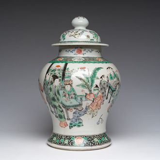 Vase couvert en porcelaine de Chine famille verte à décor de scènes animées et de chauves-souris, 19ème siècle