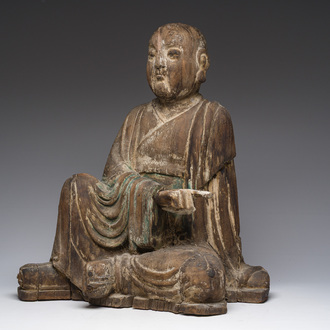 Sculpture de Luohan en bois sculpté avec des traces de polychromie, 19ème siècle