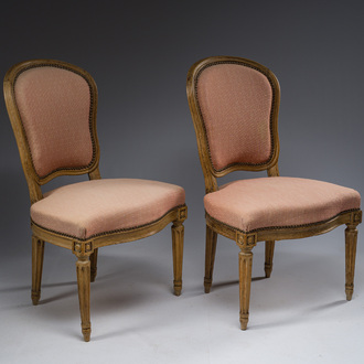 Paire de chaises Transition en hêtre sculpté garnies de tissu vieux rose, France, 18ème siècle
