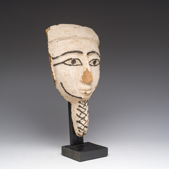 Masque de sarcophage en bois avec stuc blanc et accents noirs, Egypte, Basse Époque, VIe-Ier siècle av. J.-C.
