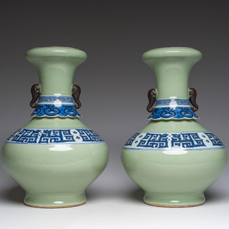 Paire de vases en porcelaine de Chine bleu et blanc sur fond céladon à décor de dragons 'kui', 19ème/20ème siècle