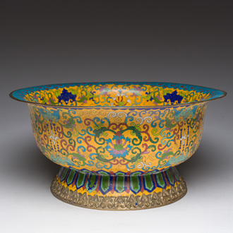 A large Chinese cloisonné yellow-ground footed bowl with Shou design, 19th/20th C.