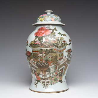 Vase couvert en porcelaine de Chine qianjiang cai à décor d'antiquités, 19ème/20ème siècle