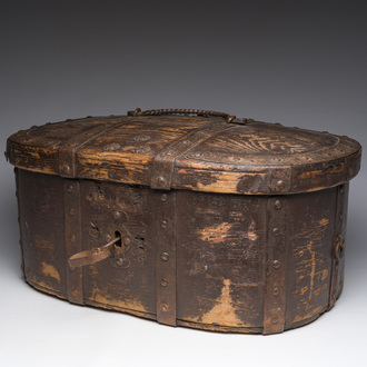 Coffre de voyage en bois courbé aux montures en fer forgé, Suède, 18ème siècle