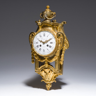 Pendule cartel de style Louis XVI en bronze doré à décor de guirlandes, France, 19ème siècle