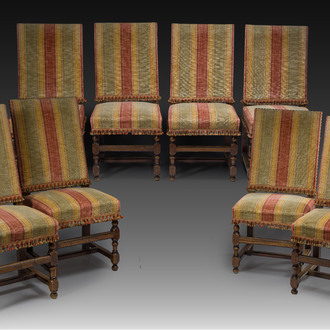 Huit chaises en noyer sculpté à revêtement rayé, France, 17ème siècle et postérieur
