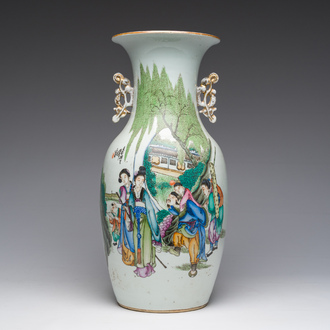Vase en porcelaine de Chine famille rose à double décor de figures dans un jardin et d'antiquités, 19ème/20ème siècle