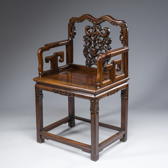 Chaise en bois dur sculpté et ajouré, Chine, 20ème siècle