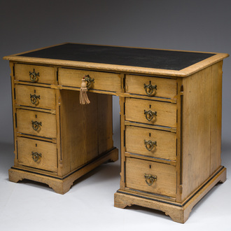 Bureau en bois à neuf tiroirs, incrustations de bois noirci et plateau en cuir, Garnett & Sons, Angleterre, vers 1900