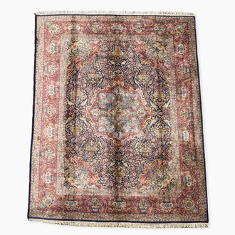 Tapis oriental de type Qom (Qum/Ghom) à décor floral, laine sur coton, probablement Inde, 20ème siècle