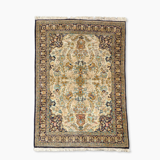 Tapis oriental en soie de type Qom (Qum/Ghom) à décor floral, 20ème siècle