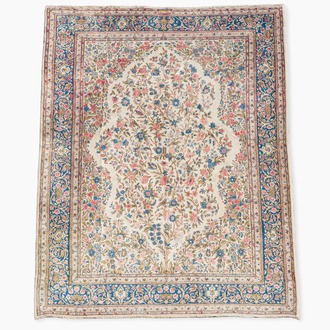 Een Perzisch Kerman (Kirman) tapijt met floraal decor, wol op katoen, 20ste eeuw