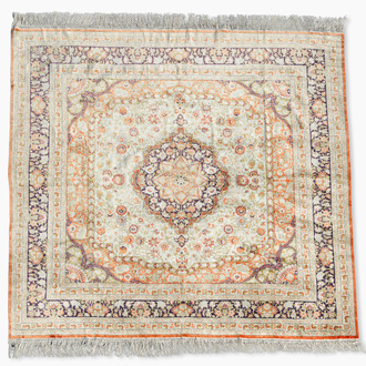 Tapis de style Hereke en soie à décor floral, Chine, 20ème siècle