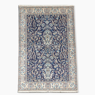 Tapis oriental de type Nain à décor floral, laine et soie sur coton, 20ème siècle