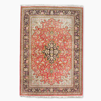 Tapis oriental de type Qom (Qum/Ghom) en soie à décor floral, 20ème siècle