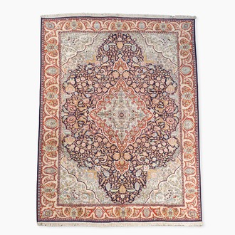 Tapis oriental de type Kashmir à décor floral, soie sur coton, 20ème siècle
