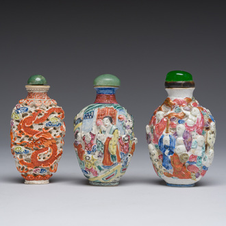 Trois tabatières en porcelaine de Chine famille rose à décor en relief de figures, de dragon et de phénix, 19ème siècle