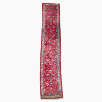 Long tapis oriental de type Saroukh à décor floral, laine sur coton, 20ème siècle