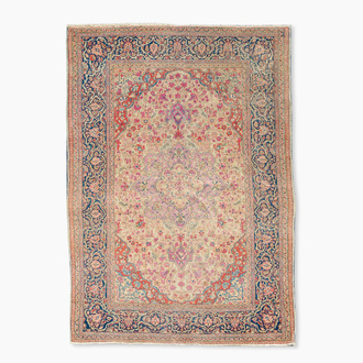 Tapis oriental de type Keshan (Kashan) à décor floral, laine sur coton, première moitié du 20ème siècle