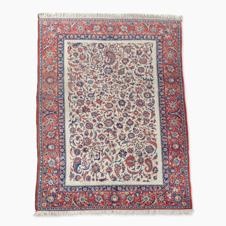 Tapis oriental de type Isphahan à décor floral, laine sur coton, 20ème siècle
