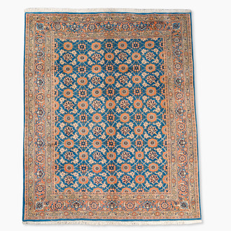 Tapis oriental de type Varamin à décor floral, laine sur coton, 20ème siècle
