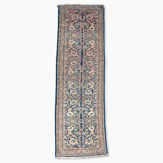 Long tapis oriental de type Nahavand 'single nod' à décor floral, laine sur coton, 20ème siècle
