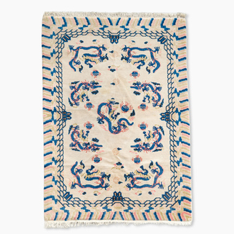 Tapis de type Péking à décor de dragons, laine, Chine, 20ème siècle