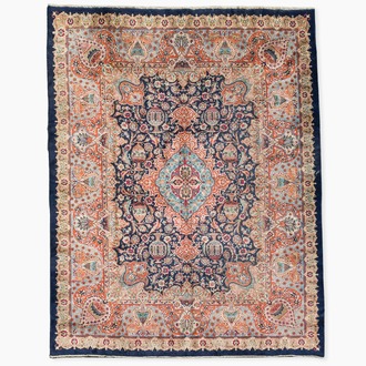 Tapis oriental de type Kasmar à décor floral, laine sur coton, 20ème siècle