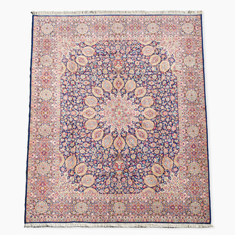Tapis oriental de type Kerman (Kirman) à décor floral, laine sur coton, 20ème siècle