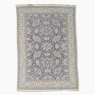 Tapis oriental de type Nain à décor floral, laine et soie sur coton, 20ème siècle