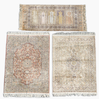 Trois tapis orientaux, e.a. un tapis turc de type Kayseri, laine, coton et soie, 20ème siècle