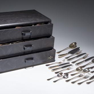 Ménagère de 93 pièces dans la cassette d'origine, modèle Perles, Christofle, France, 20ème siècle