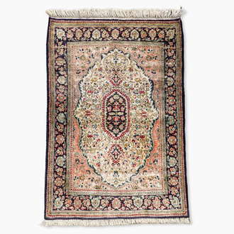 Tapis oriental de type Qom (Qum/Ghom) en soie à décor floral, 20ème siècle