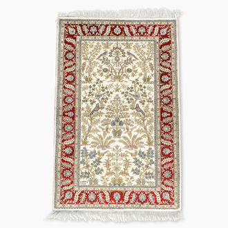 Tapis de style Hereke en soie à décor d'oiseaux parmi des branches fleuries, Chine, 20ème siècle