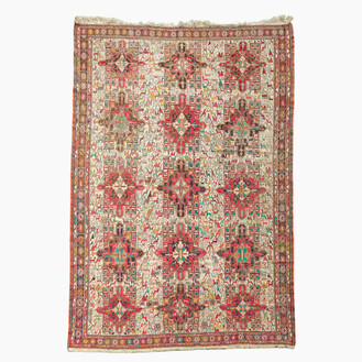Tapis de type Soumak (Sumakh) à décor de motifs géométriques de fleurs et d'animaux, soie sur laine, La Perse ou Russie, 20ème siècle