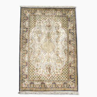 Tapis oriental de type Qom (Qum/Ghom) en soie à décor floral, troisième quart du 20ème siècle