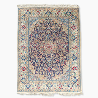 Tapis oriental de type Nain à décor floral, laine et soie sur coton, 20ème siècle